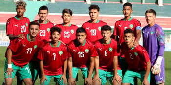 Jeune équipe de football U17 d'Algérie et Maroc en match.