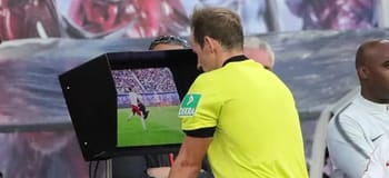 Arbitre utilisant la VAR pour vérifier une décision de match.