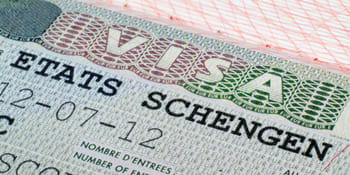Visa Schengen avec tampon de rejet sur passeport marocain.