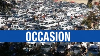 Grand parking de voitures d'occasion en Algérie, beaucoup de véhicules en vente.