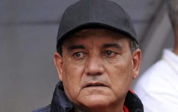 Youcef Bouzidi, entraîneur de JS Kabylie, lors d'une rencontre.