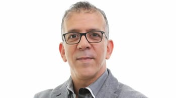 Hafid Derradji, commentateur sportif algérien, en interview.