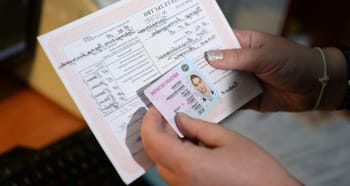 Permis de conduire français présenté en Algérie.
