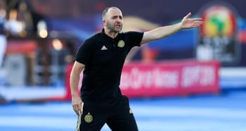 Entraîneur de football donnant des instructions sur le terrain.