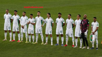 Les joueurs de l'équipe d'Algérie alignés avant le coup d'envoi.