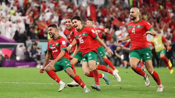 Équipe nationale marocaine en célébration sur le terrain.