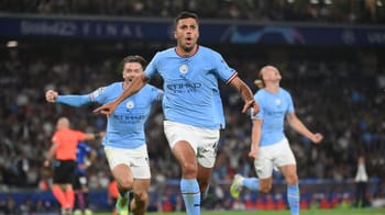 Riyad Mahrez célèbre la victoire de Manchester City en Ligue des Champions.