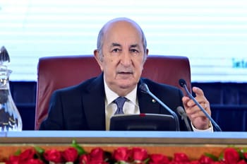 Président Tebboune parlant lors d'une réunion officielle en Algérie.