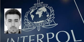 Photo d'Ibrahim Akhlal avec logo d'Interpol en arrière-plan.