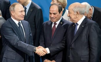 Vladimir Poutine et Abdelmadjid Tebboune se serrent la main.