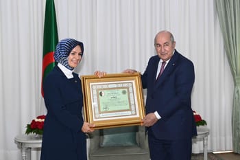 Ambassadrice turque recevant un diplôme des mains du président Tebboune.