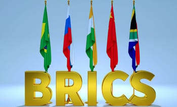 Drapeaux des pays membres des BRICS avec le logo BRICS en dessous.