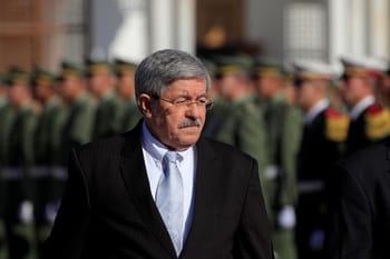 Ahmed Ouyahia en costume sombre lors d'une cérémonie militaire.