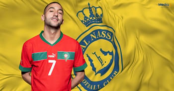 Hakim Ziyech en maillot rouge, fond du drapeau d'Al-Nass, symbole du football marocain.