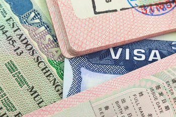 Documents de visa Schengen et billets d'avion sur une table.