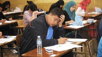 Étudiant stressé lors du contrôle du BAC en Algérie.