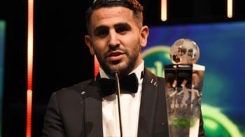 Riyad Mahrez en costume lors d'une cérémonie de remise de prix.
