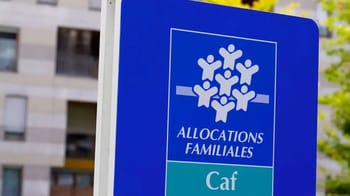 Panneau bleu indiquant 'Allocations Familiales' et 'Caf' pour l'aide sociale.