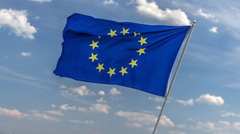 Drapeau de l'Union Européenne flottant dans le ciel.