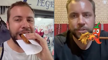 Touriste mangeant un plat traditionnel en Algérie.