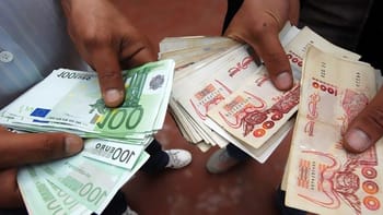 Échange de billets de banque en euros et dinars algériens.
