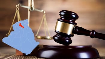 Balance de justice et marteau de juge en bois.