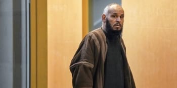 Imam avec barbe et vêtement traditionnel dans un intérieur.