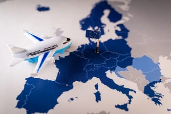 Avion sur une carte de l'Europe avec drapeau de l'UE.