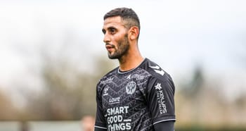 Faouzi Ghoulam en maillot noir lors d'un match de football.