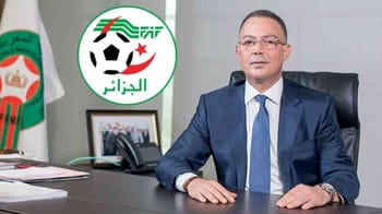 Fouzi Lekjaa, président de la FAF, dans son bureau avec logo de la FAF en arrière-plan.