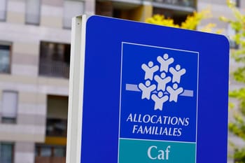 Panneau bleu CAF pour allocations familiales en milieu urbain.