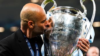 Pep Guardiola embrasse la coupe de la Ligue des Champions.