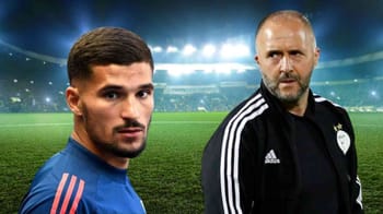 Houssem Aouar et son entraîneur sur le terrain de football.