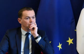 Olivier Dussopt en discussion lors d'une réunion sur l'immigration.
