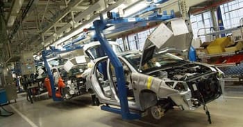 Ligne d'assemblage de voitures en Algérie, usine automobile moderne.