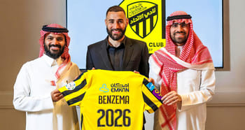 Karim Benzema avec des dirigeants saoudiens et un maillot de football.