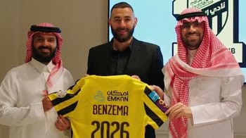 Karim Benzema présente avec des représentants saoudiens lors de sa signature.