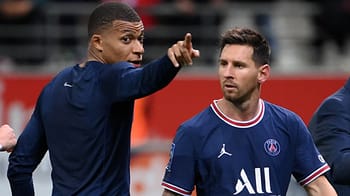 Lionel Messi et Kylian Mbappé discutant lors d'un match du PSG.