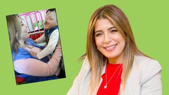 Femme souriante avec enfant en centre médical, soutien et espoir.