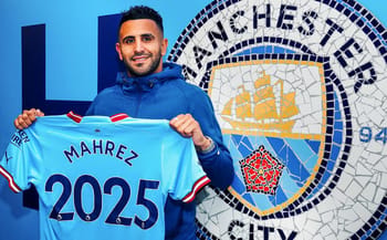 Riyad Mahrez tenant un maillot Manchester City 2025.