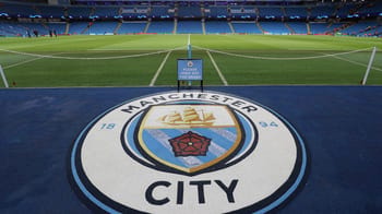 Vue du terrain de football de Manchester City avec le logo au sol.