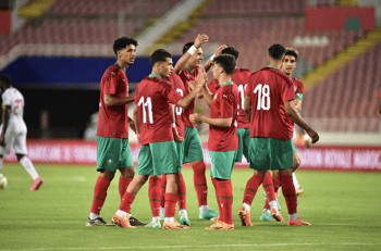 Jeune équipe de football du Maroc lors d'un match international.