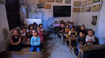 Enfants marocains dans une classe apprenant la langue berbère.