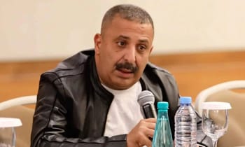 Mohamed Zerouati lors de l'assemblée générale de la FAF, parlant dans un micro.