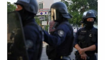 Policiers en patrouille lors des émeutes à Nanterre.