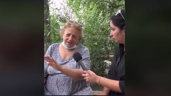 Une grand-mère en pleurs partage son récit avec une journaliste.