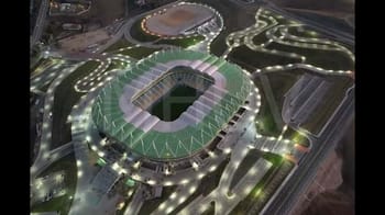 Vue aérienne du nouveau stade de Tizi-Ouzou illuminé la nuit.