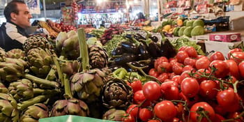 Légumes frais et artichauts au marché, produits locaux du Maghreb.