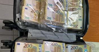 Faux billets de 200 euros dans une valise, saisie policière.