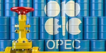 Conteneurs de pétrole avec logo OPEP en arrière-plan.